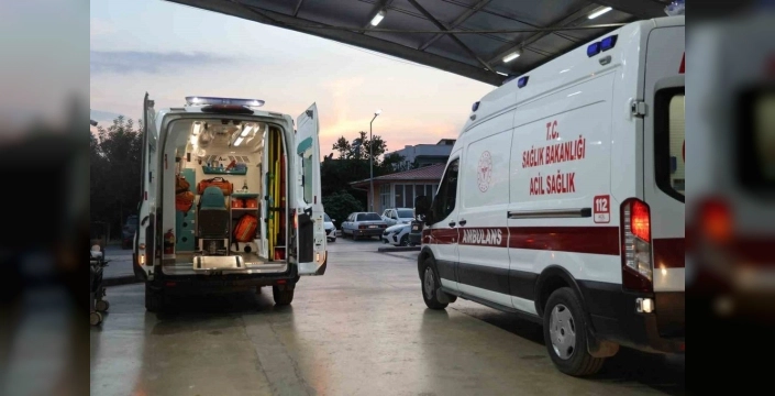 Adana’da Korku Dolu Anlar: Kavga Sırasında Cip Kalabalığa Daldı, 4 Kişi Yaralandı